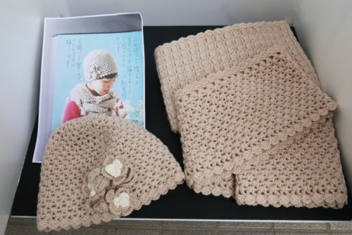 手編みのマフラーと帽子